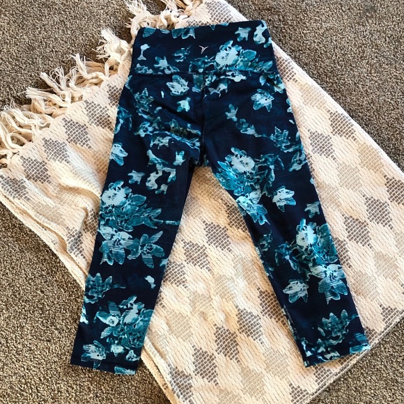Old Navy Cropped Blue Floral Print Active Leggings - Picture 2 of 5